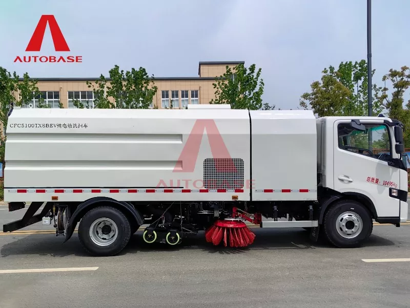 10.5 ton tvätt och svepande fordon